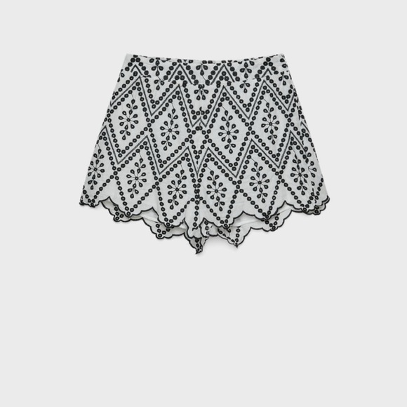 stradivarius Pants - Scalop detail shorts with Contrast Embroidery from Stradivarius